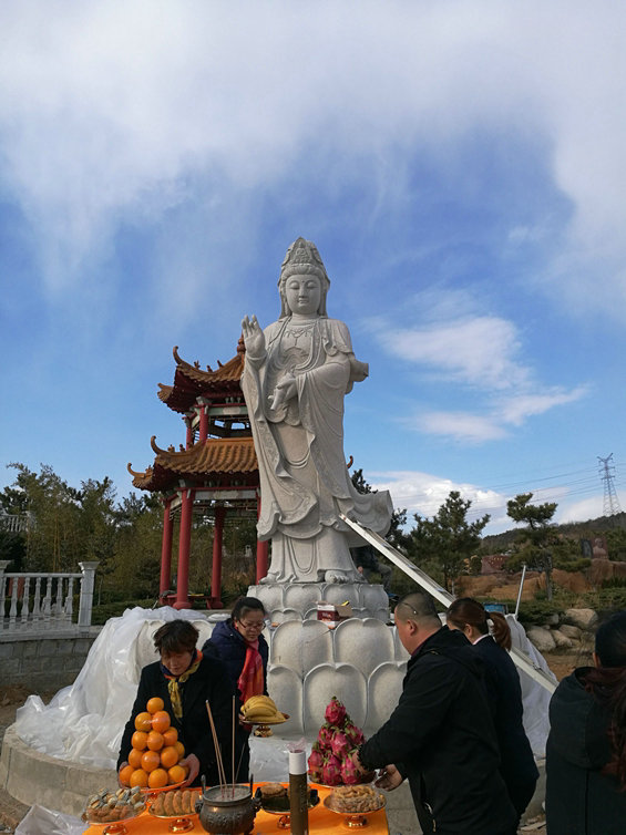 felicite haobo piedra en la instalación de la estatua de Buda con éxito